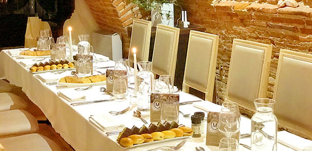 Grande table dressée afin accueillir un repas de groupe au restaurant Les Caves de la Maréchale