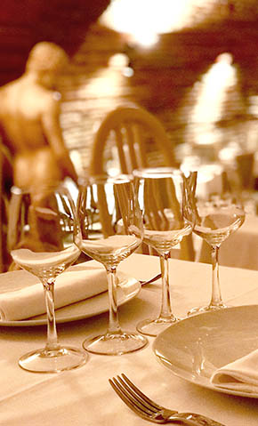 Gros plan de 4 verres d'un couvert dressé sur une table du restaurant