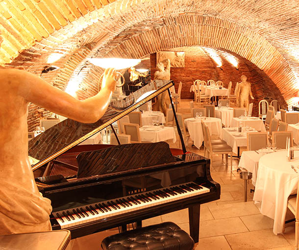 Piano installé au sein du restaurant Les Caves de la Maréchale