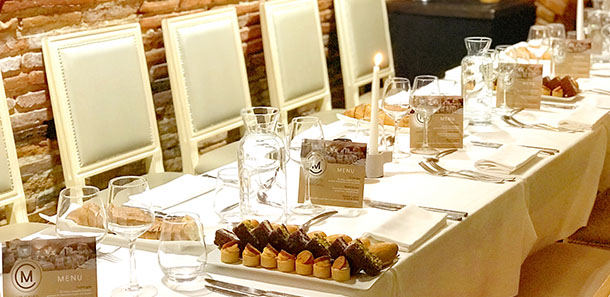 Grande table dressée pour un repas de groupe au restaurant les Caves de la Maréchale